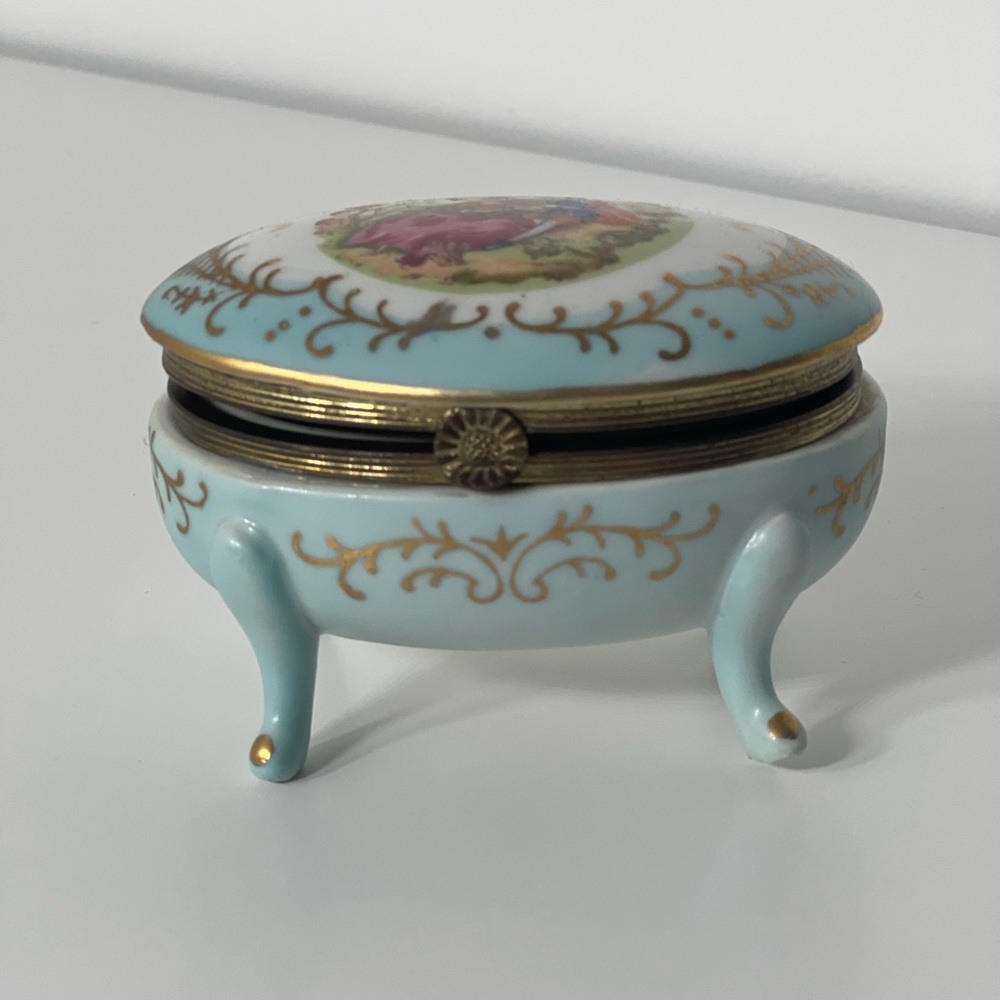 Vintage ARDCO Fine Quality Oval Trinket Box Courting Couple Made in Japan
